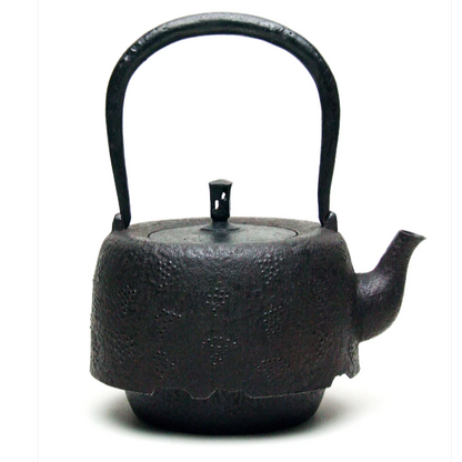 Budochirashi Araremon Odare Gata Shape Japan Tetsubin Iron Kettle by Koizumi Nizaemon XI