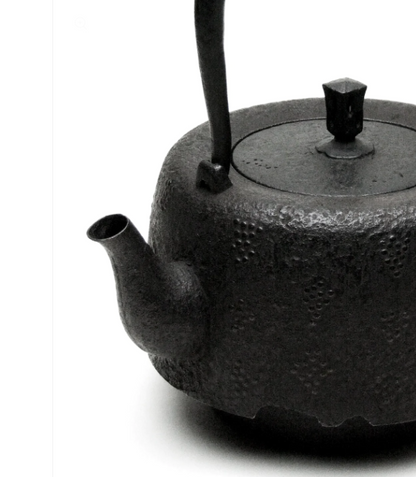 Budochirashi Araremon Odare Gata Shape Japan Tetsubin Iron Kettle by Koizumi Nizaemon XI