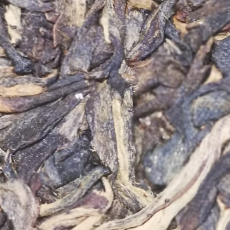 King of Sheng Pu'erh - Lao Ban Zhang PuEr tea cake 357g, ancient trees, Millennium Edition 茶王老班章 生普洱之王 2000 - OVP Tea